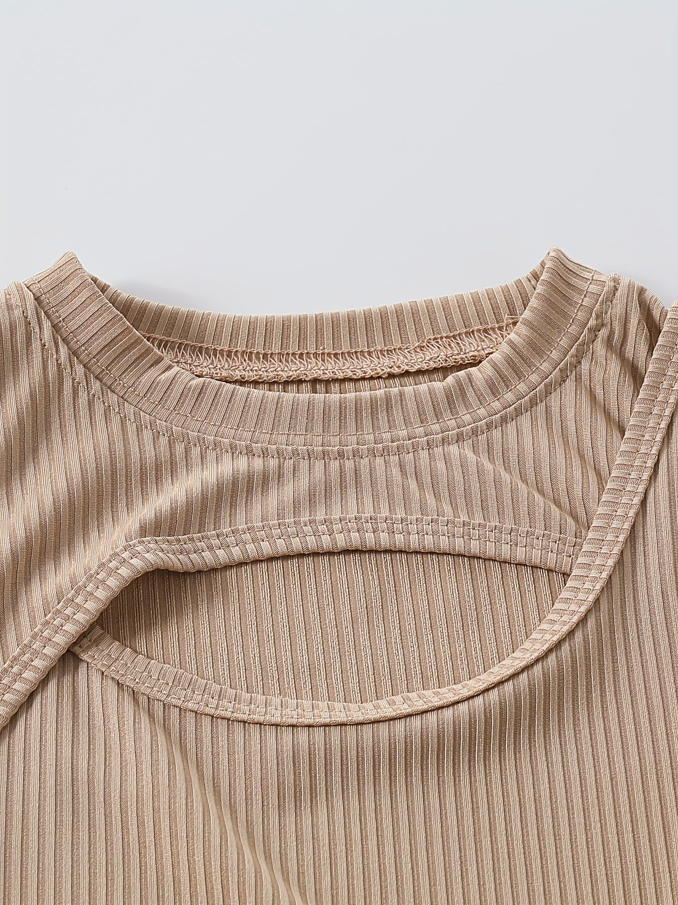 Девочкиный весенне-летний модный комплект: топ из ребристого трикотажа с коротким рукавом, джинсы с вырезом в виде сердца