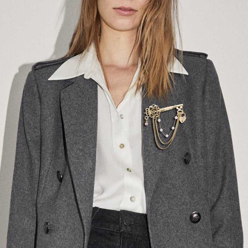 Elegant Key-Shaped Brooch with Rhinestones Pearl and Chain Tassel for Women and Men