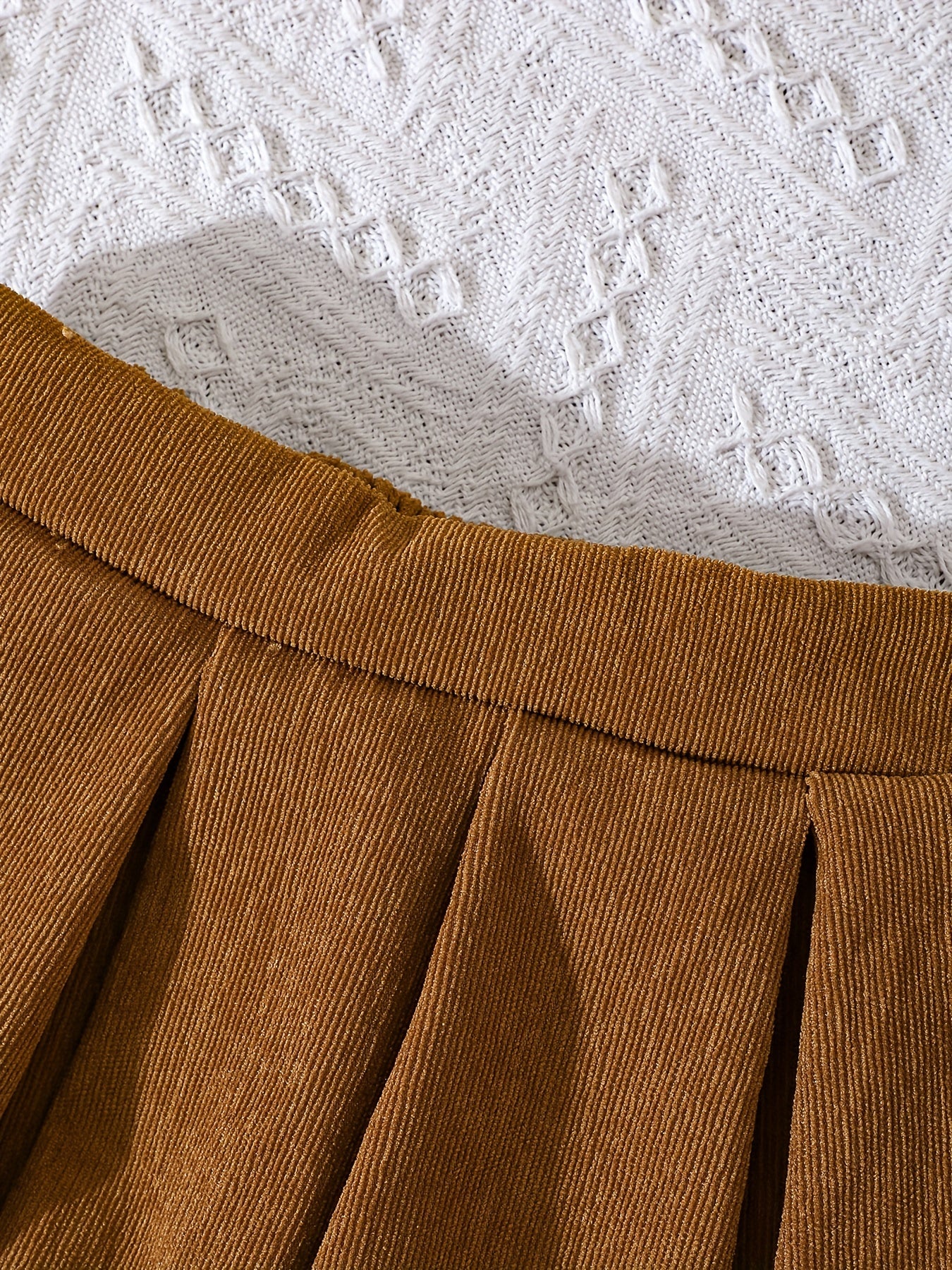 Qizlar uchun 2 qismli kiyim to'plami, uzun yengli beysbol jeketi va B harfi bosma korduroy, pliseli qisqa yubka, bahor va kuzda norasmiy ochiq havoda kiyish uchun mukammal.