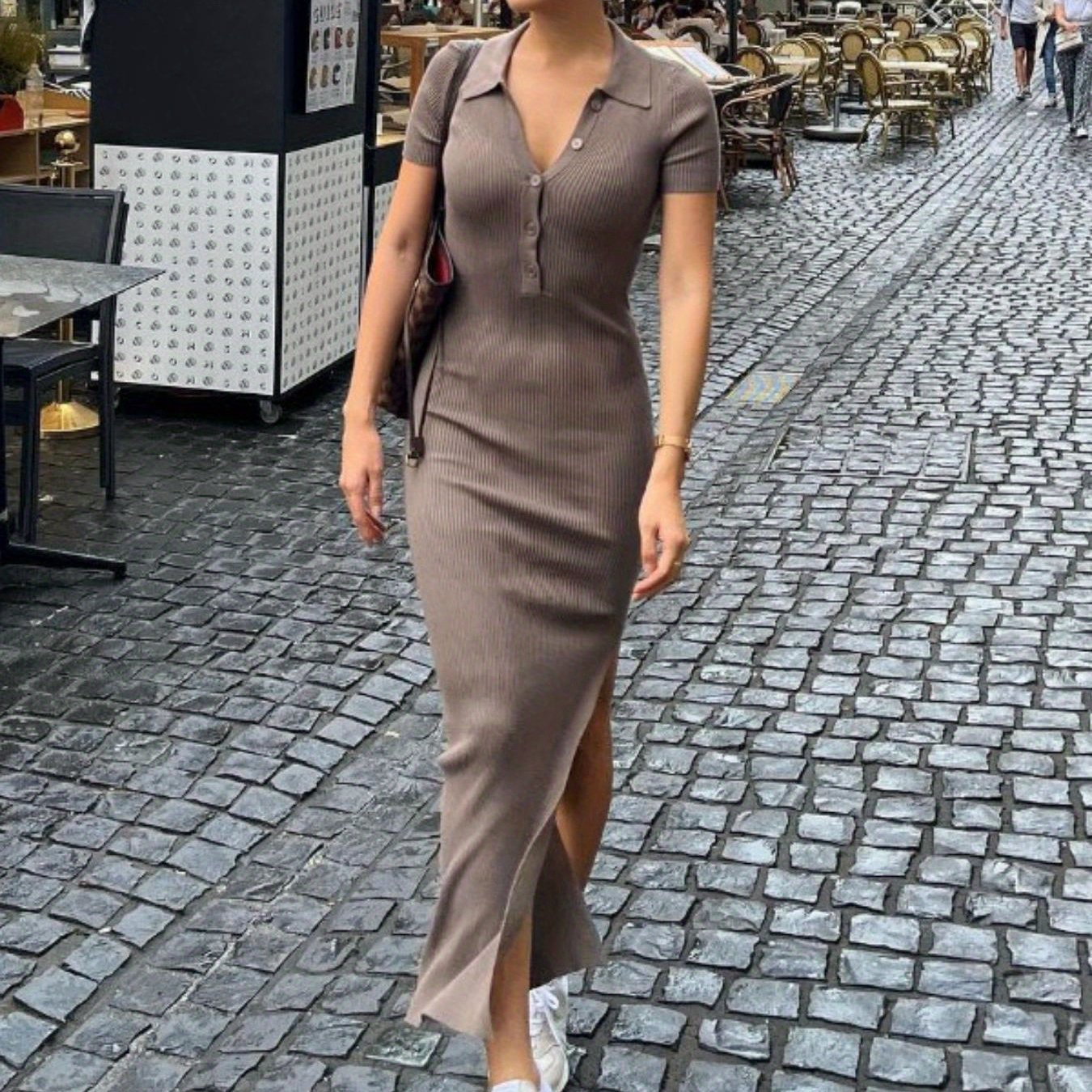 Chic ayollar uchun tugmachali bo'yinli ko'ylak, qisqa yeng, ribbed to'qima, yon yirtilish - yoz uchun ideal