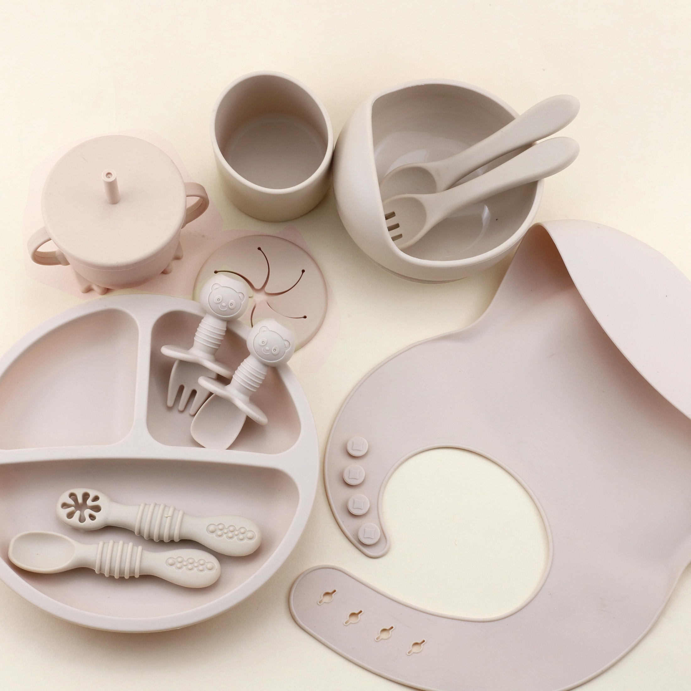 Набор для кормления детей из 12 силиконовых предметов с присоской, разделочной тарелкой, ложкой, вилкой, поильником и нагрудником для самостоятельного кормления