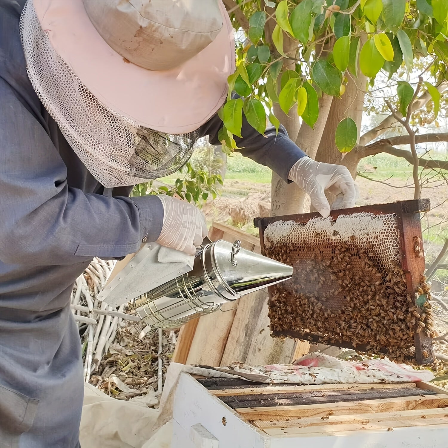 Zinapoyali arıxona tutun chiqaruvchi, arıchilik uchun issiqlik himoyasi bilan.
