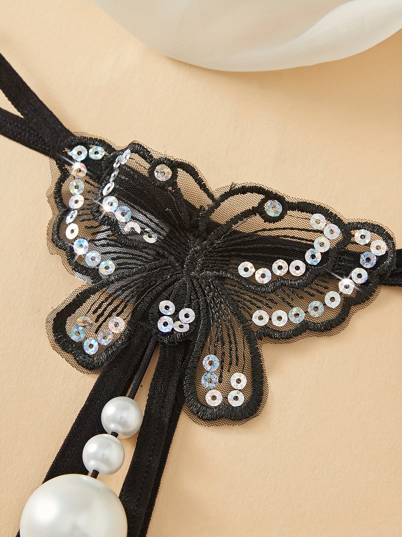 Jozibali ichki kiyimlar, diametri 3 sm bo'lgan katta massaj to'plari bilan.