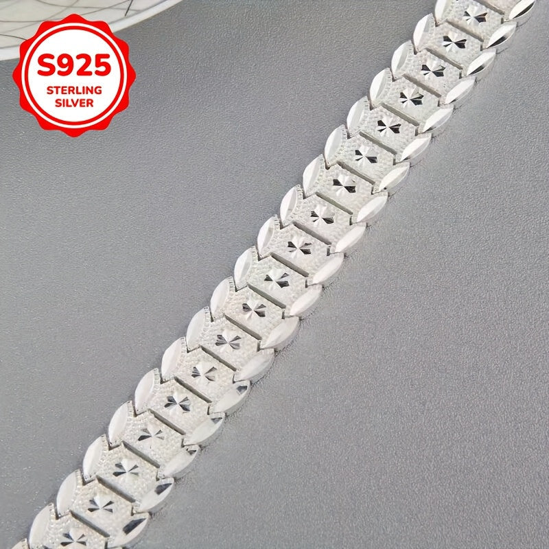 Ayollar uchun mo'ljallangan, Klassik Keng Tangalar Dizayni bilan bezatilgan, Gipoallergen va har kuni kiyish va maxsus tadbirlar uchun mos keladigan Stylish 925 Sterling Silver Bilaguzuk. Onalar kunida sovg'a berish uchun mukammal.