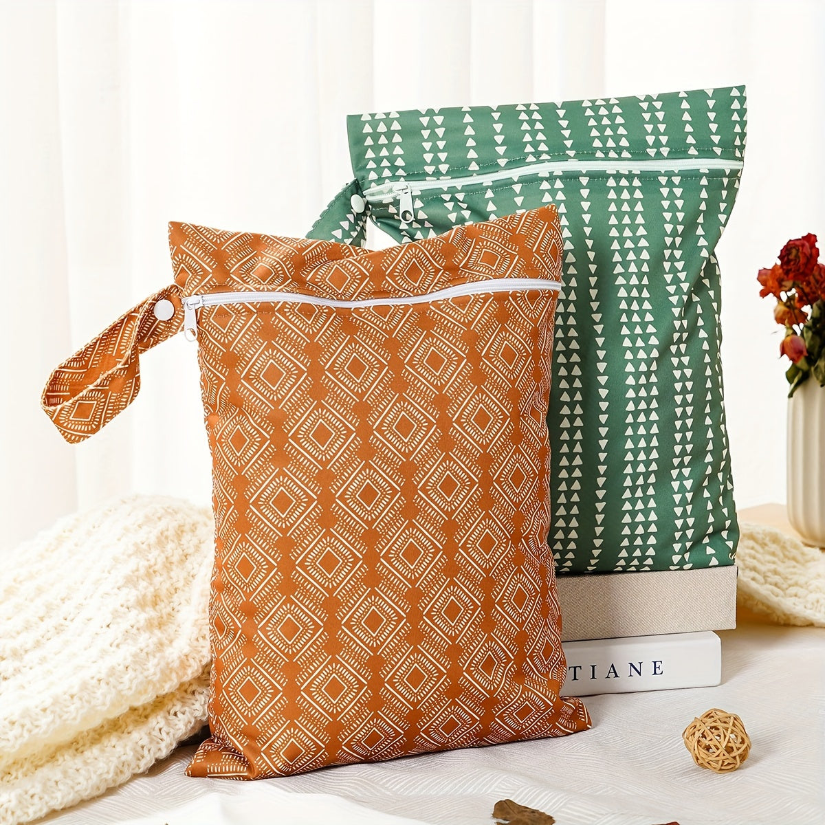 Два водонепроницаемых мешка для влажных вещей, которые можно стирать и использовать в качестве сумок для подгузников. Это многофункциональные мешки для хранения подгузников, которые также могут использоваться как мешки для влажных/сухих вещей.