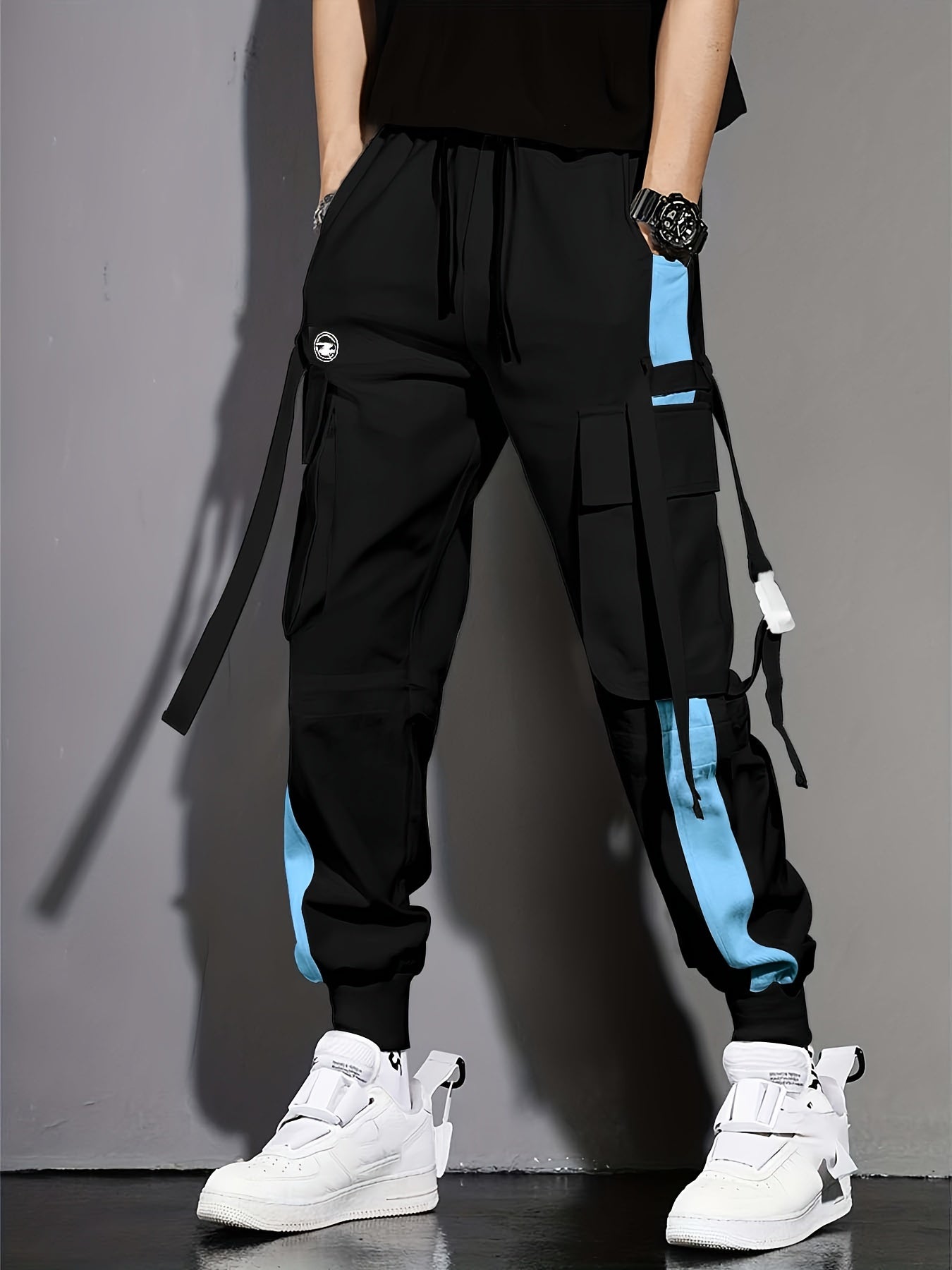 Erkaklar uchun zamonaviy, havo o'tkazuvchi rangli blokli kombinezonlar, ko'p cho'ntakli lenta dizayni bilan. Yoz va yugurish uchun ideal.