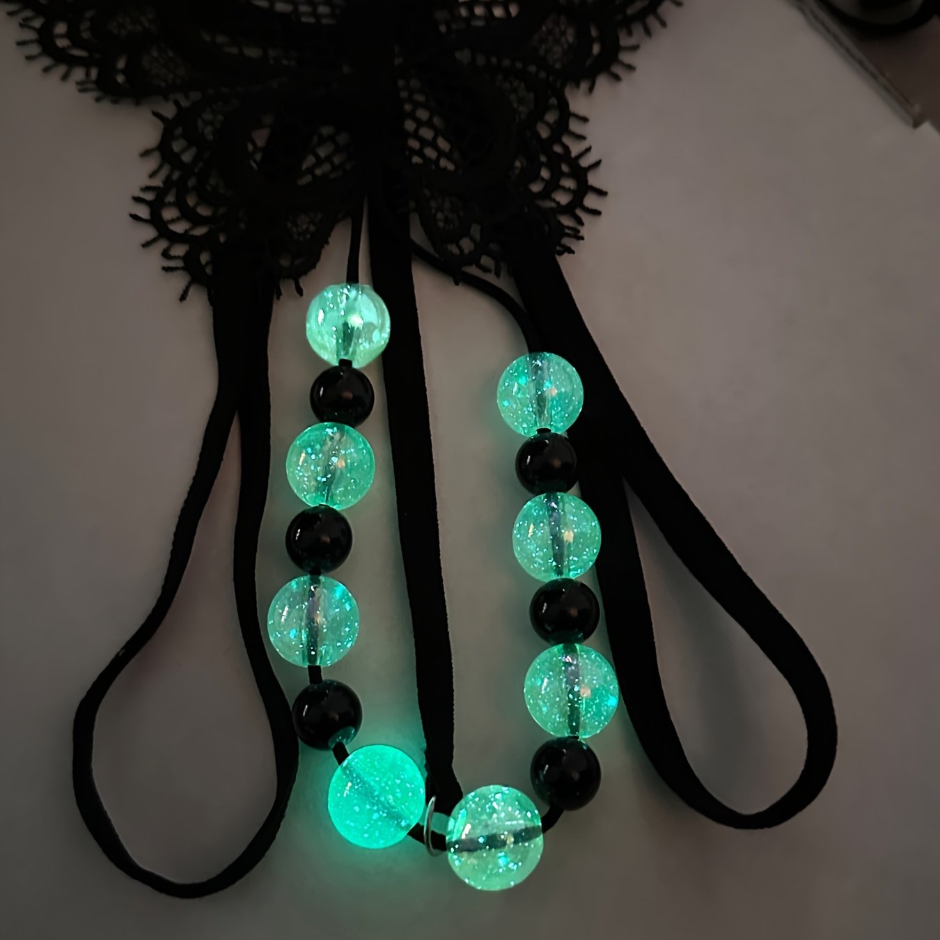 Ayollar uchun sexy ichki kiyim va ichki kiyim sifatida yorqin marjonli past belli kapalak dantelli thonglar.