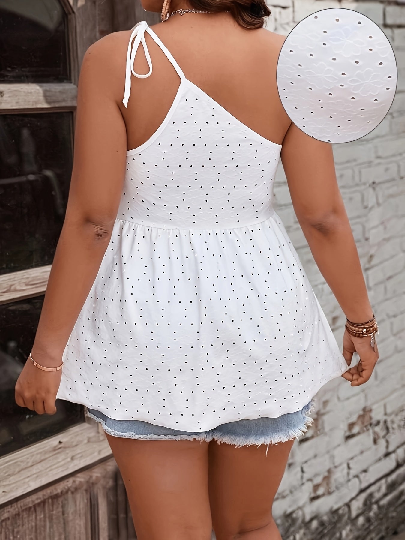 Top de mujer sin mangas verde con volante y detalles de ojete