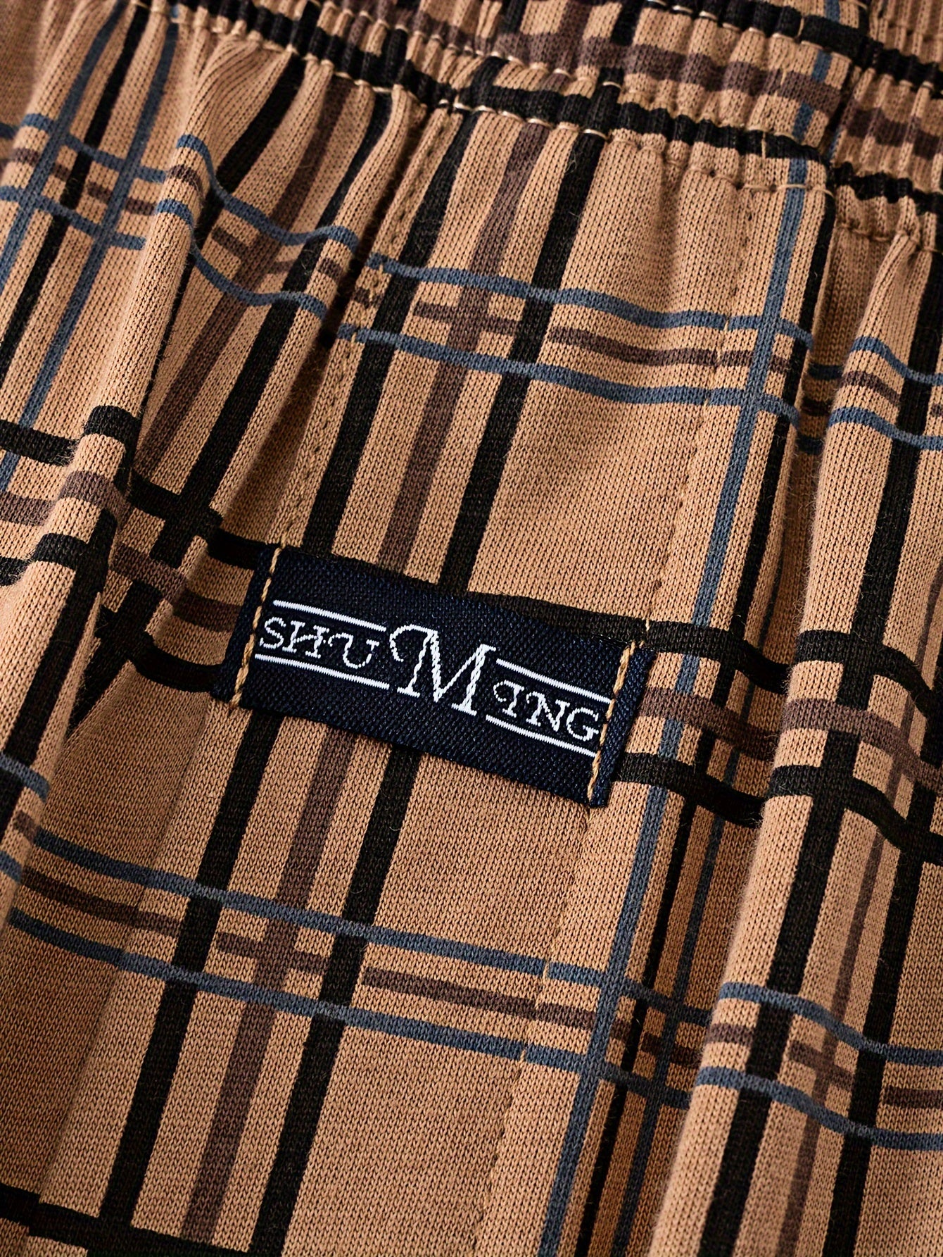 Toza paxtadan tayyorlangan, o'rta yoshdagi va qari erkaklar uchun mos keladigan Loose Arlo shimlari, o'rta va katta o'lchamlarda.