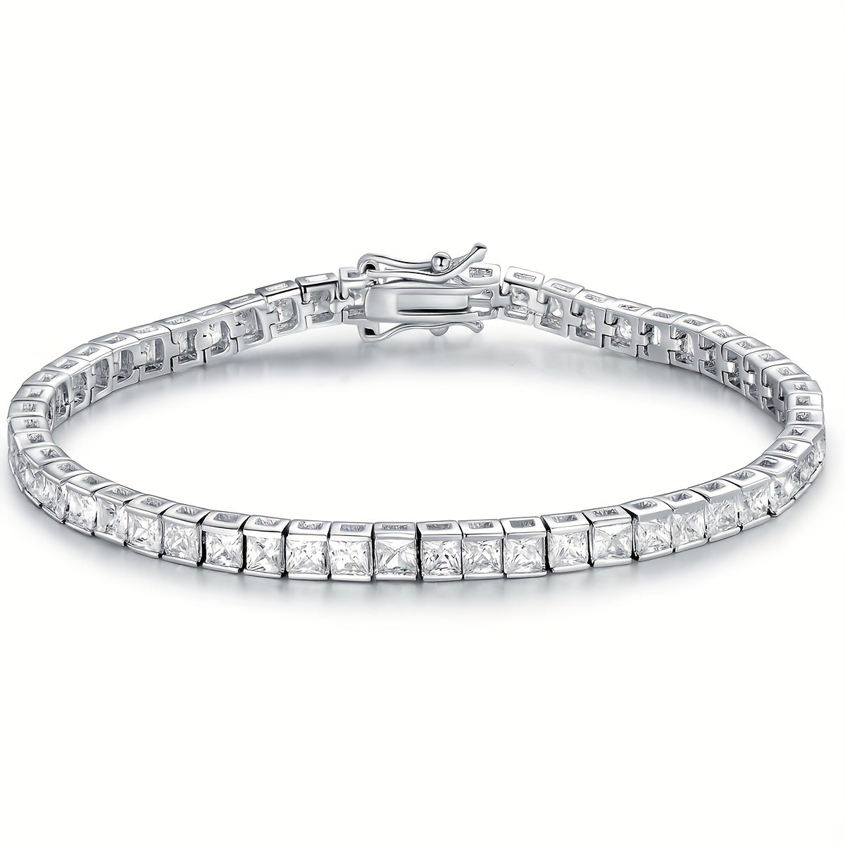 To'rtburchak, porloq zirkoni tennis bilaguzukini o'z ichiga olgan nafis qo'l zargarlik bezaklari.