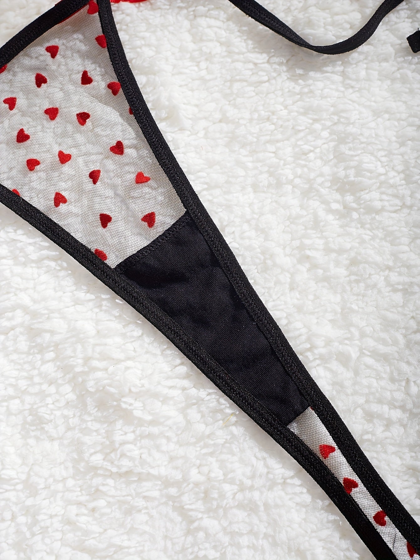 Комплект кружевного белья с сердечками, коротким рукавом и отделкой из рюшей, топ-кроп и стринги.