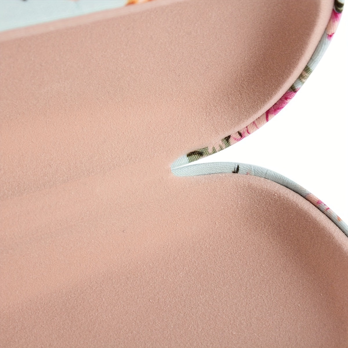 Ayollar uchun ikki zamonaviy gullar naqshidagi ko'zoynak qutilari, mustahkam, engil bo'lishi va ko'zoynaklaringizni chiroyli tarzda himoya qilish uchun mo'ljallangan. O'qish ko'zoynaklari, modali ko'zoynaklar va boshqalar uchun mos.