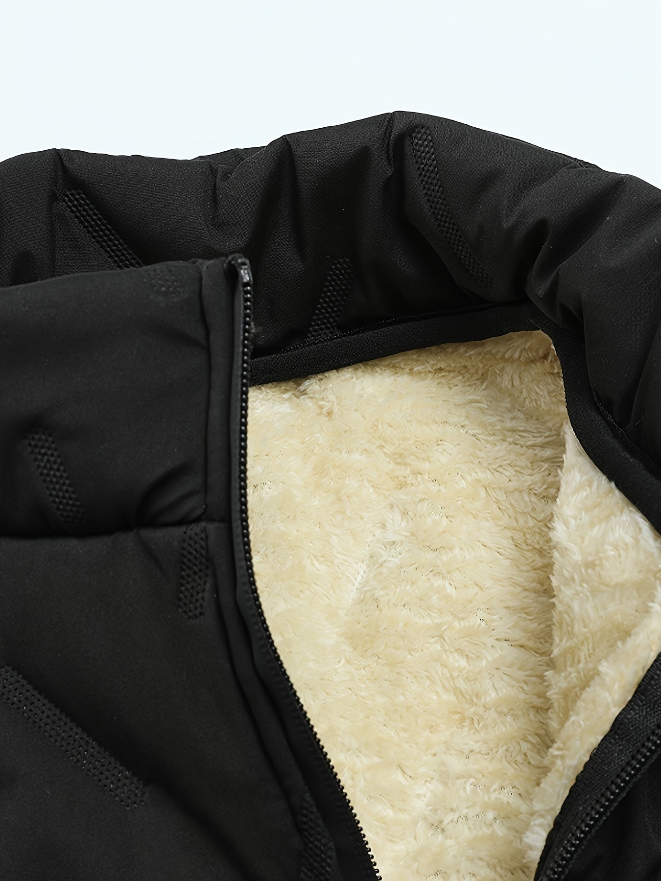 Erkaklar uchun yengsiz jilet, turli xil ko'ylak, fermuarsiz dizayn, qora rang, polyesterdan tayyorlangan. Kuz/qish uchun mos. Qoplamali tuzilma, ob-havoga chidamli. Norasmiy uslub.