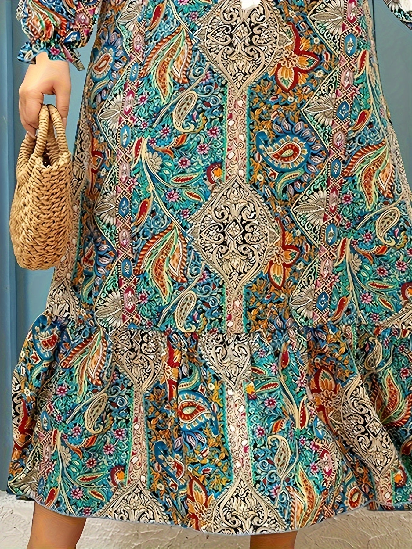 Katta o'lchamdagi gullar bilan bezatilgan maksi ko'ylak, V-shaklidagi bo'yin, qirrali pastki qismi va lantern qo'lqonlari bilan. 100% polyesterdan tayyorlangan, mashinada yuvish mumkin. Bahor/kovak uchun mukammal.