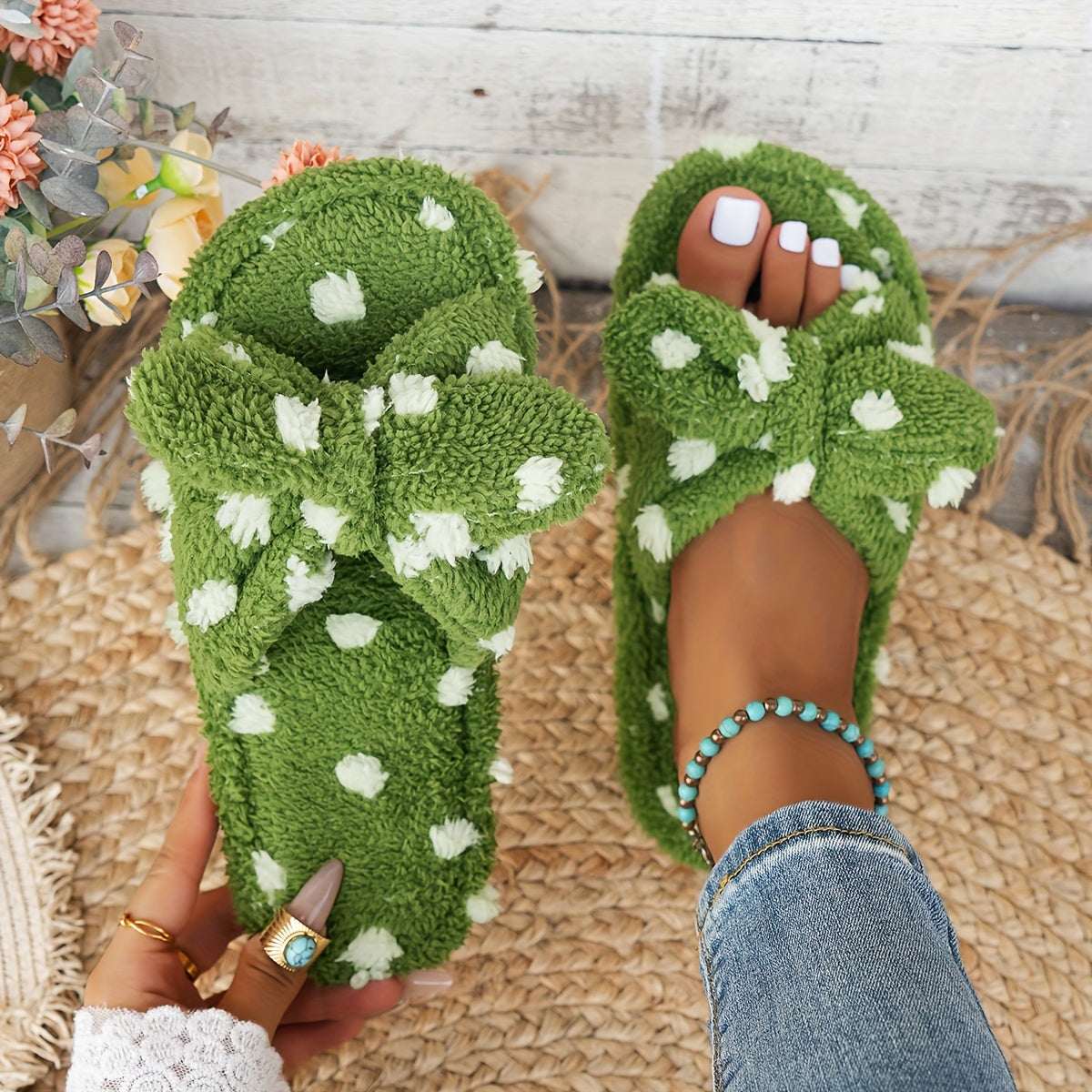 Ayollar uchun polka nuqta bilan bog'langan yumshoq va issiq ichki poyabzal slippers