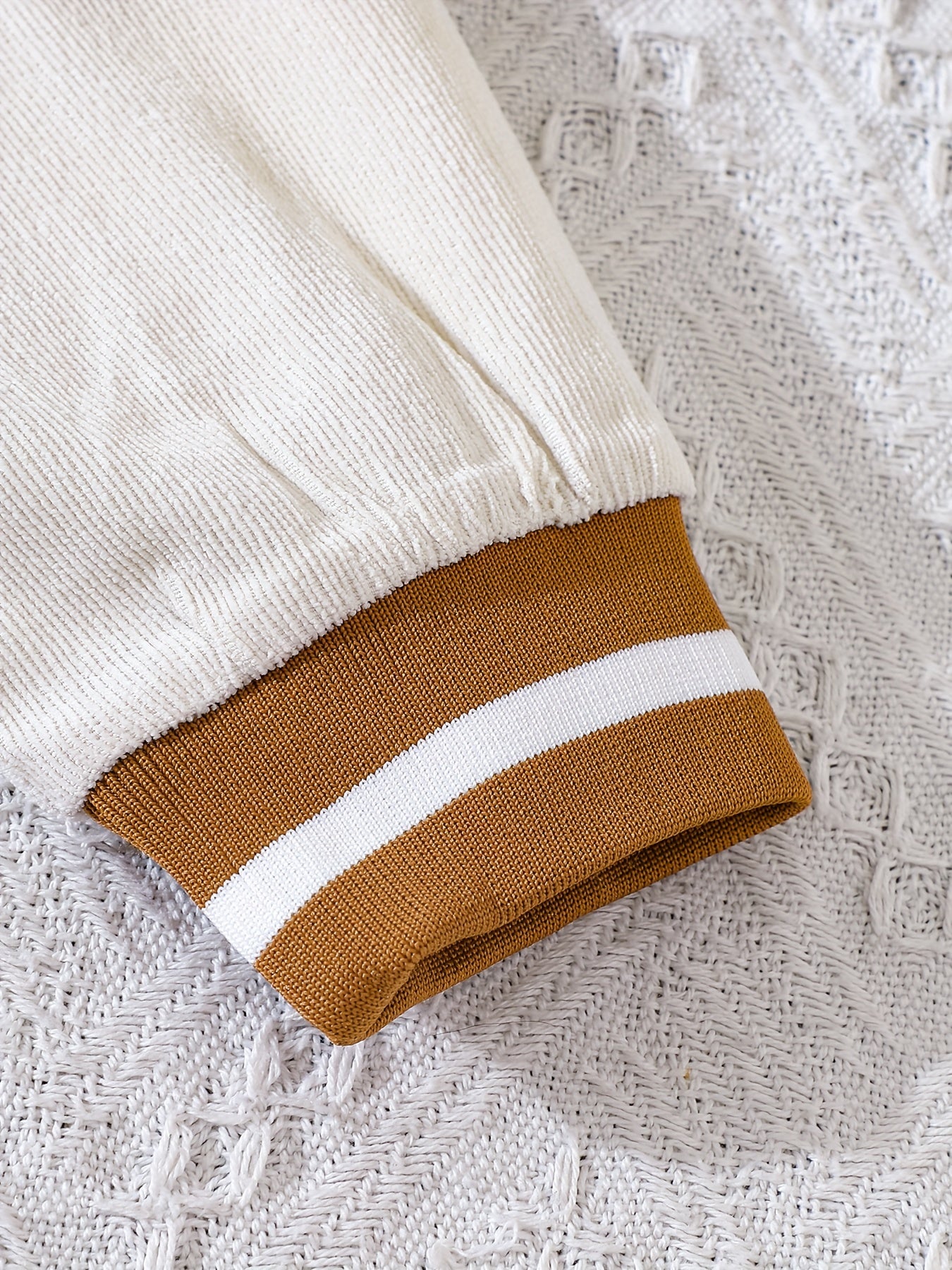 Qizlar uchun 2 qismli kiyim to'plami, uzun yengli beysbol jeketi va B harfi bosma korduroy, pliseli qisqa yubka, bahor va kuzda norasmiy ochiq havoda kiyish uchun mukammal.