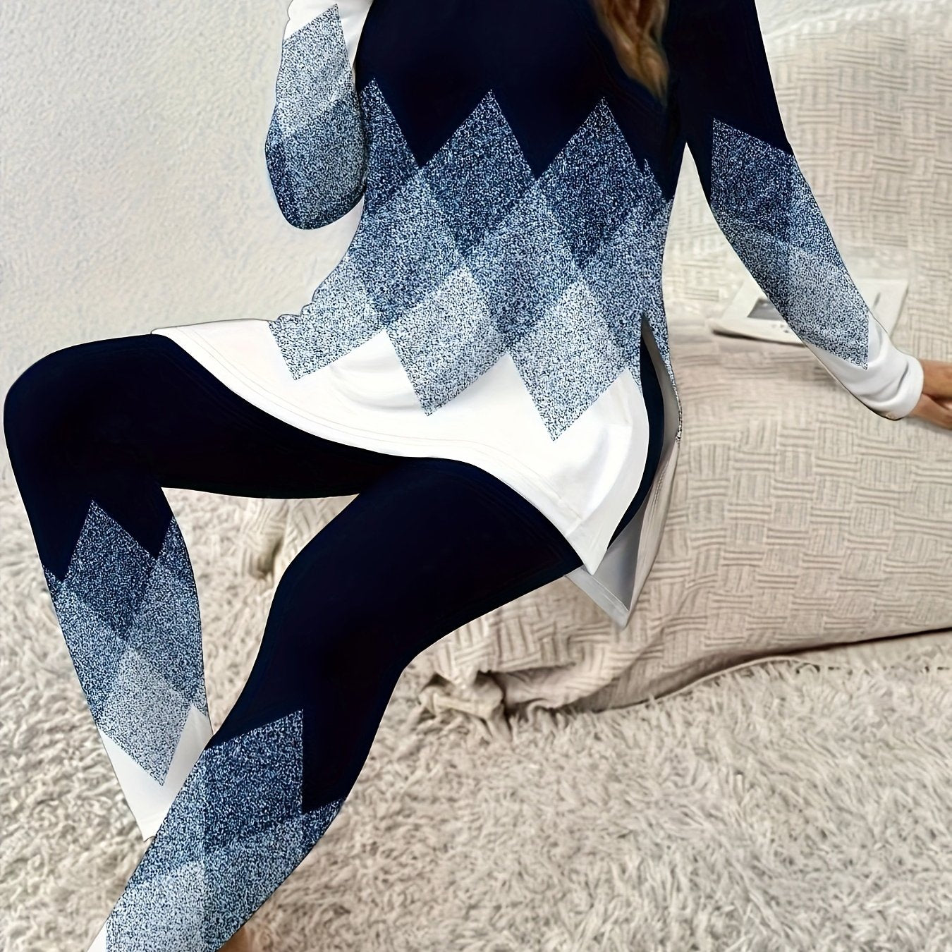 Zarif plitka naqshidagi plus size ikki qismli to'plam, uzun yengli ko'ylak va yon yirtilishi bo'lgan shimlar. Ayollar uchun tasodifiy kiyim.