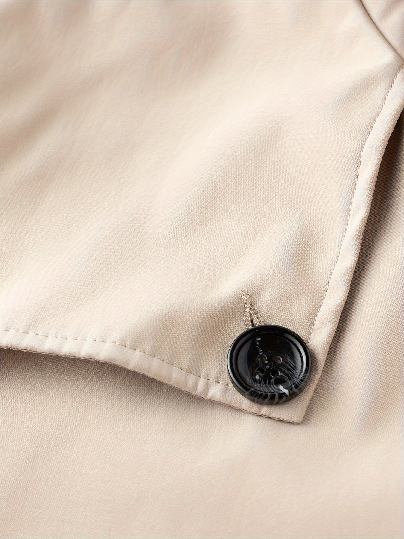 Erkaklar uchun o'rtacha uzunlikdagi ikki qatorli dizayndagi trench palto, mustahkam rangda, biznes va norasmiy kiyimlar uchun ideal.