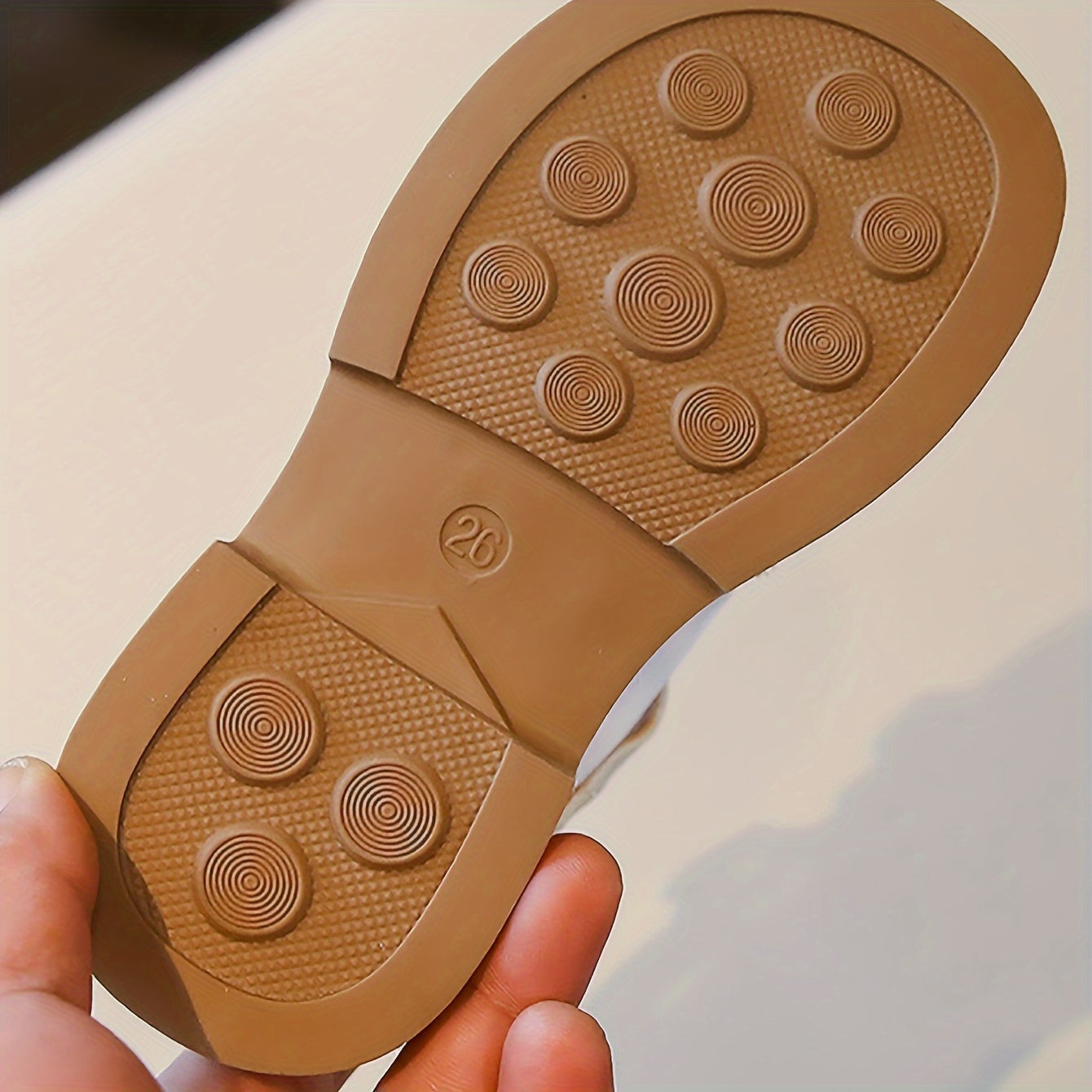 Qizlar uchun gullar bilan to'ldirilgan tekis poyabzal, bahor va yozda kundalik kiyish uchun mukammal.