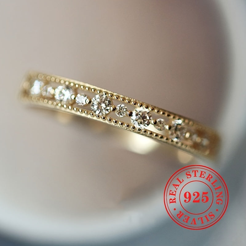 Zirkoniya bilan bezatilgan, har kuni kiyish, norasmiy chiqishlar yoki to'y kabi maxsus tadbirlar uchun mos S925 kumush uzuk.