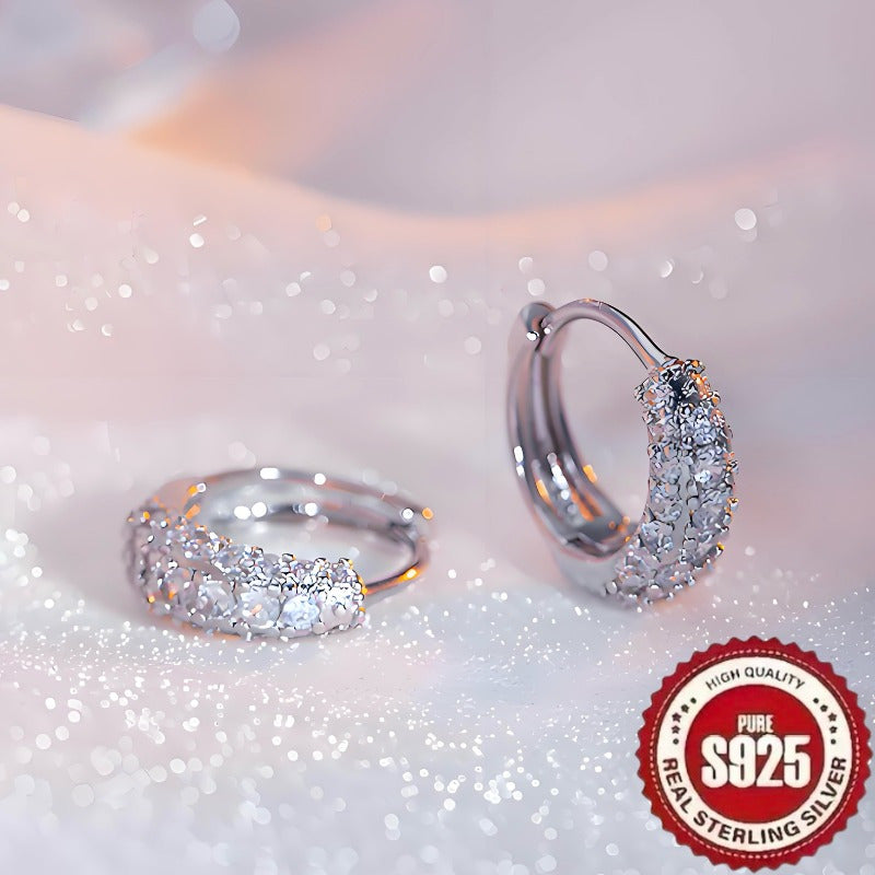 S925 sterling kumushdan yasalgan, sintetik zirkoniya bilan bezatilgan, ijodiy geometrik dizayndagi bir juft taqinchoq, har kuni kiyish yoki ziyofatlar uchun mukammal.