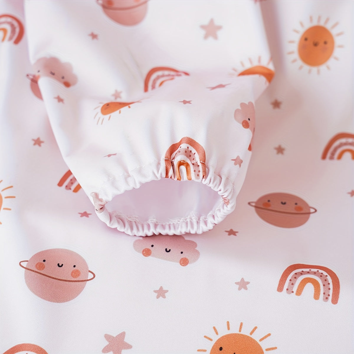 Chiroyli va suv o'tkazmaydigan 3-in-1 Oziq-ovqat stoli qopqog'i - Yuviladigan oziqlantirish bibi va bo'yash aproni bilan birga, Sehrli lenta yopilishi, Poliestir tolalaridan tayyorlangan, turli ranglarda.