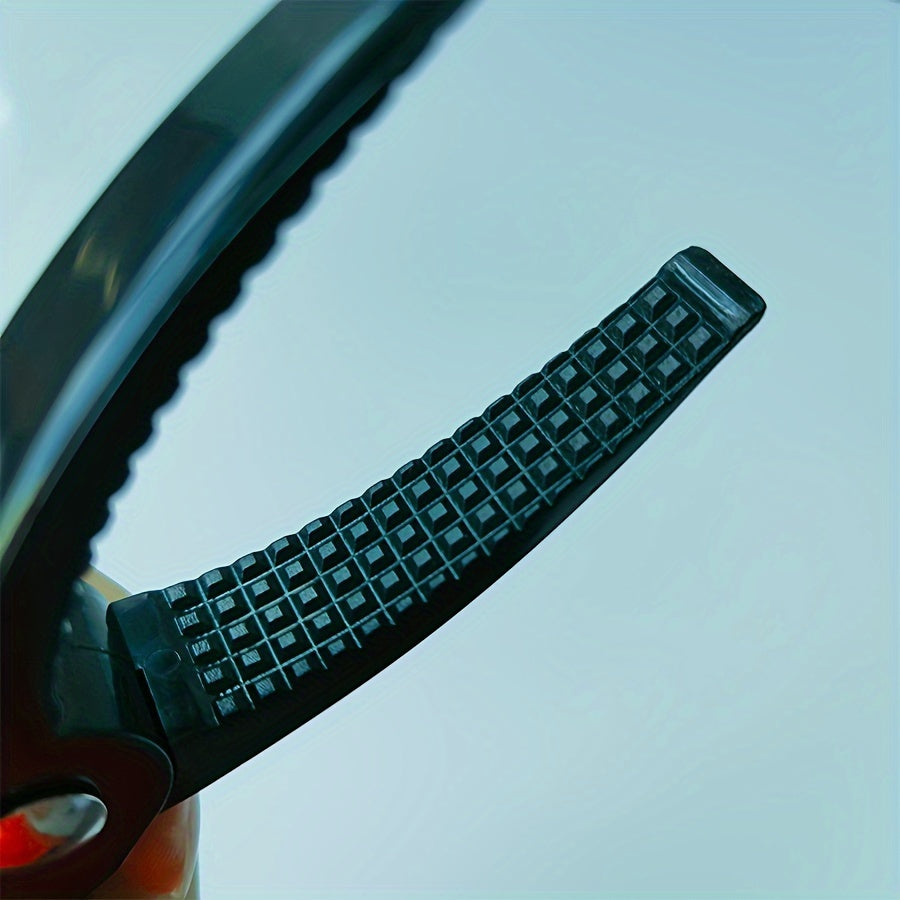 Alicates robustos para control de peces con un agarre seguro - herramienta esencial para pescadores y entusiastas, también útil en la cocina.