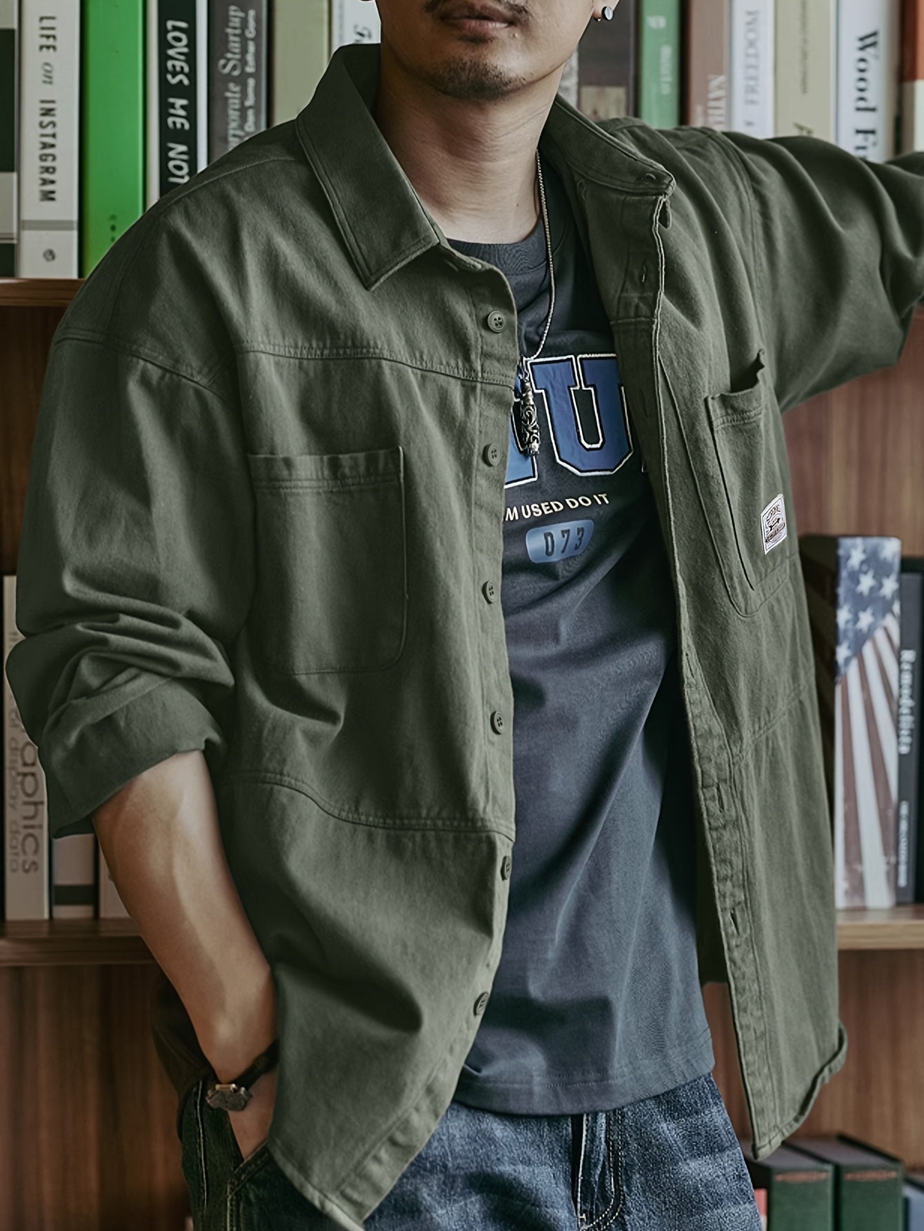 Erkaklar uchun vintage uslubidagi tasodifiy paxta tugmachali ko'ylak, keng kesim, cho'ntaklar, yaka, va ko'ylak yenglari bilan. Bahor/kovakda kundalik kiyim, ish va dam olish uchun ideal.