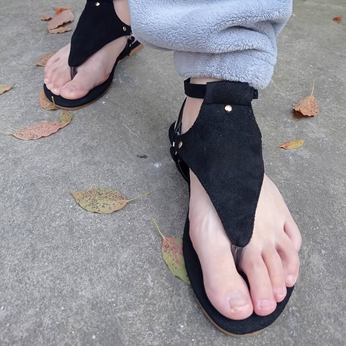 Women's Flat Sandals with Clip Toe and Buckle Strap for Summer Beach Casual Wear