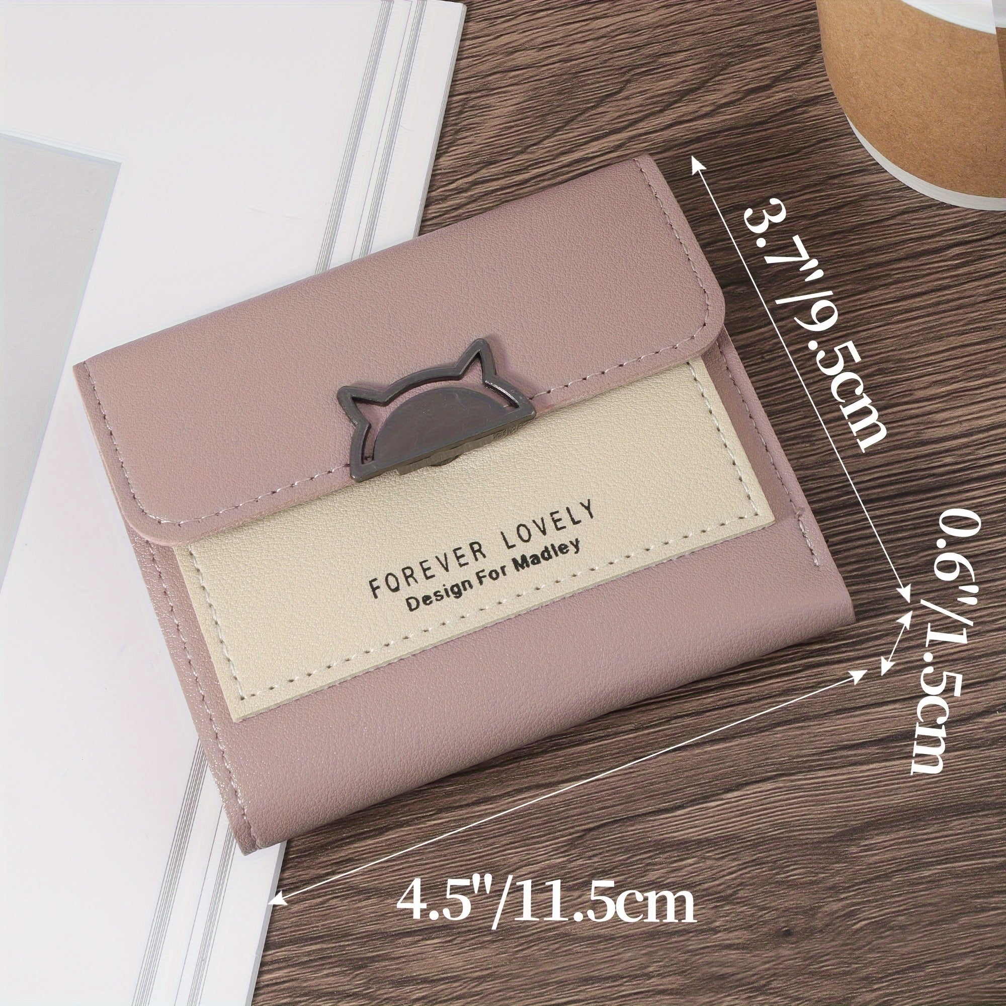 Mushuk metall bezakli, ko'p karta joylari va tangalar uchun cho'ntak bilan ixcham egiluvchan hamyon, qizil, pushti yoki qora ranglarda mavjud.