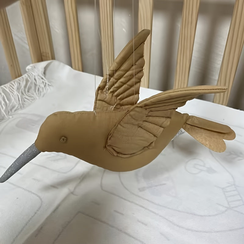 Nordik uslubidagi pendant, chiroyli lenin san'atidagi kolibri shaklida, bolalar xonasini bezatish uchun mukammal. Fotografiya suratlari uchun ajoyib va bolalar xonasi dekoratsiyasi uchun prop sifatida.