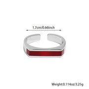 Красивое и настраиваемое кольцо из серебра 925 пробы с стильным геометрическим прямоугольным дизайном и акцентами из смолы. Идеально подходит для особых случаев и подарков. Весит 3,25 г, станет приятным сюрпризом.