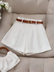 Yuqori belli, bir rangli, ayollar uchun tasodifiy shortlar, yoz uchun mukammal, tor kesim va nafas oladigan mato bilan.