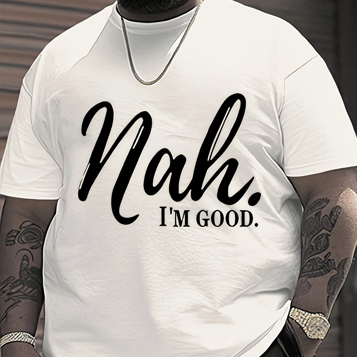 100% Paxta Erkaklar uchun "Nah... Men Yaxshi" dizayni bilan grafik futbolka. Yengil, erkin kesim, yumshoq bo'yin va qisqa yenglar bilan. Mashinada yuvish mumkin va katta o'lchamlarda mavjud.