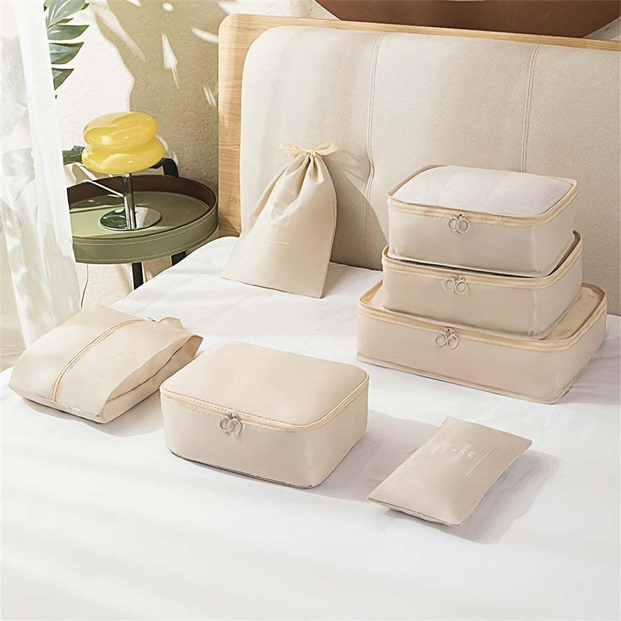 Katta sig'imli nylon sayohat tashkilotchisi to'plami bej va qora rangda, kiyim, poyabzal va paypoqlarni saqlash uchun 7 dona o'z ichiga oladi. Zipper yopilishi, tutqichlar va ko'chma xususiyatlariga ega.