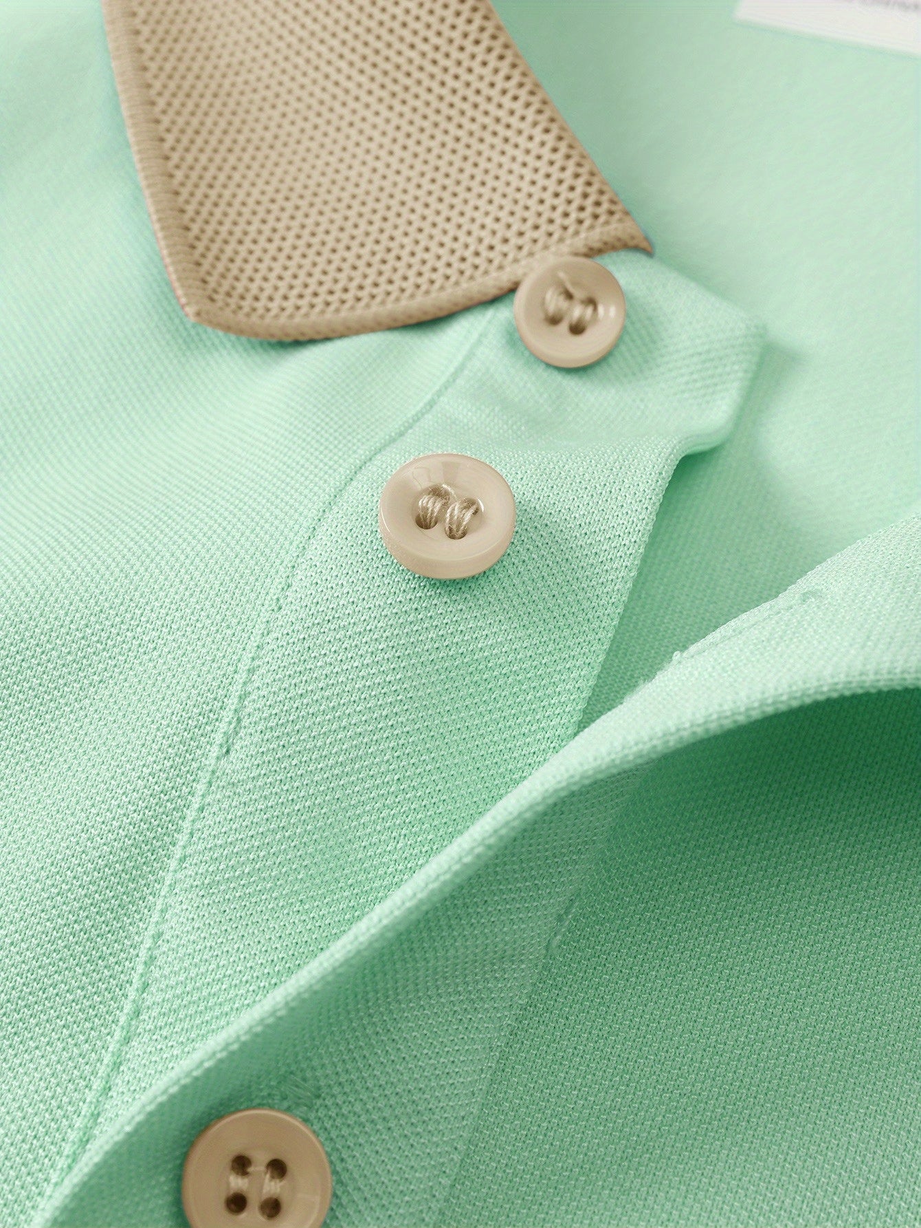 Yangi issiq sotilayotgan khaki rangli, pushti moda ko'ylak, qisqa yenglari va qaytma uslubi bilan, yetuk erkaklar uchun mos. Bosma dizayni va mikro-qulay matosi bilan, ochiq havoda kiyish uchun mukammal.