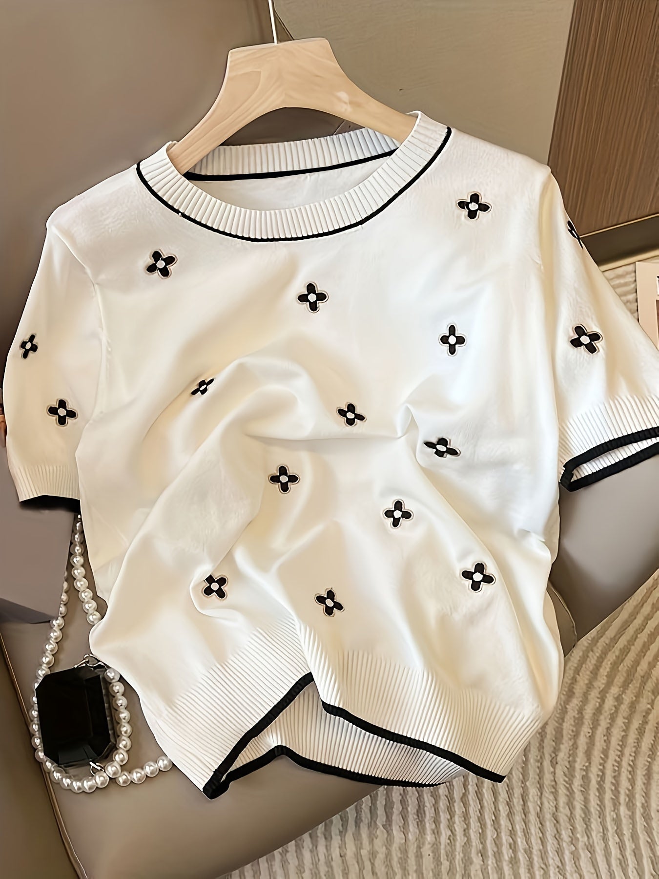 Suéter de punto con cuello redondo y bloques de color bordados para mujer