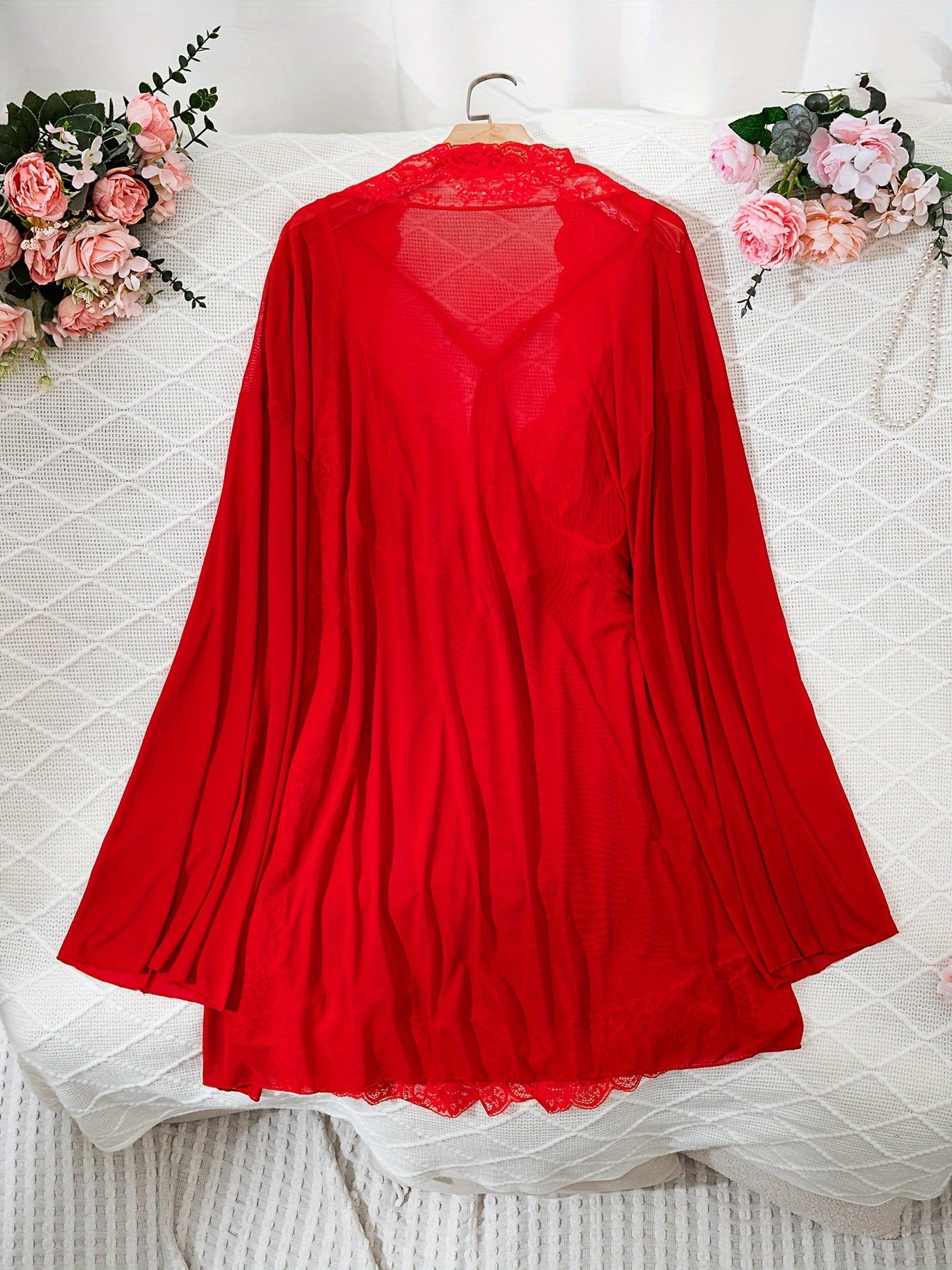 Conjunto de lencería semi-transparente con encaje rojo para mujer con bata y vestido slip
