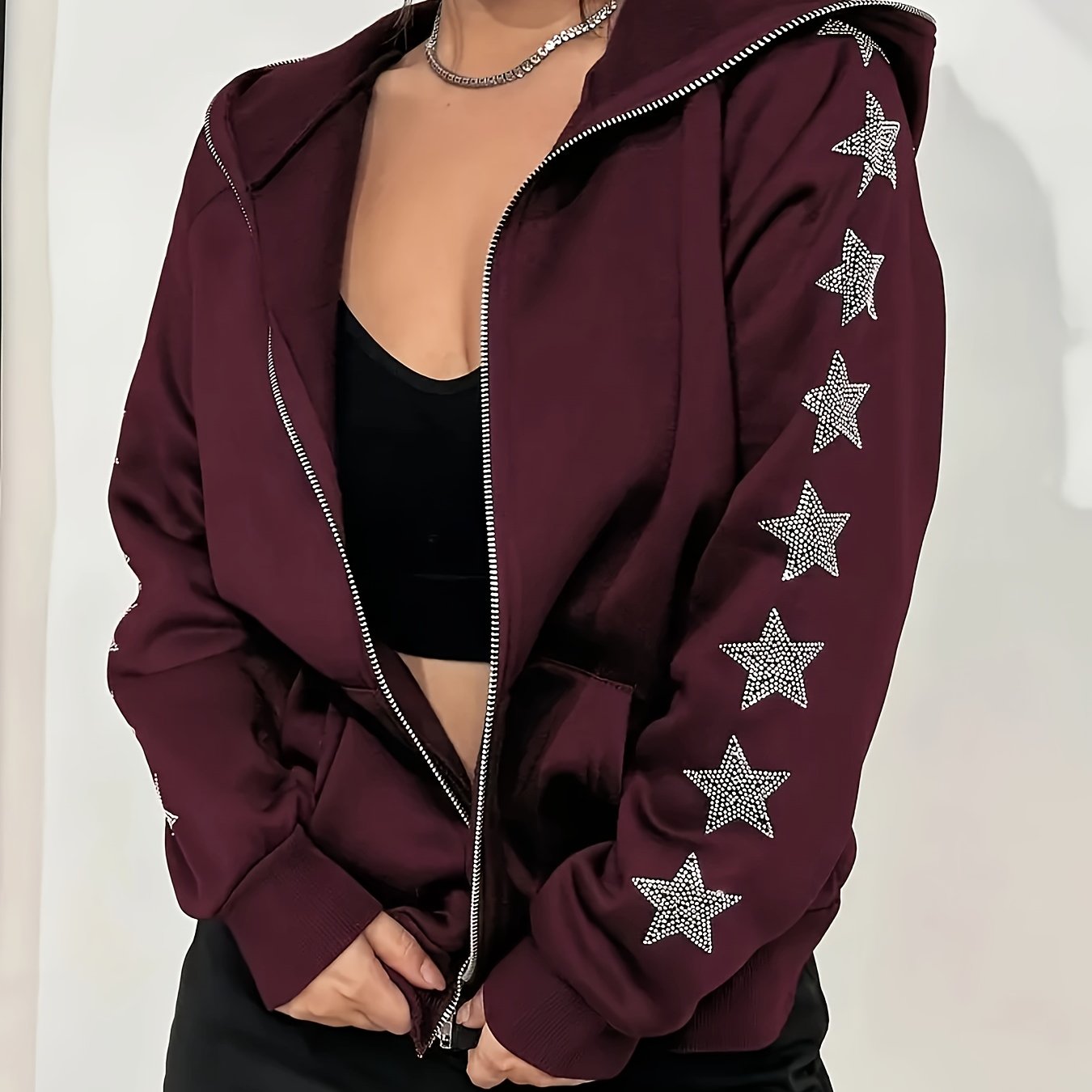 Ayollar uchun kattaroq o'lchamdagi qora zip-up hoodie jaket, rhinestone yulduz naqsh bilan