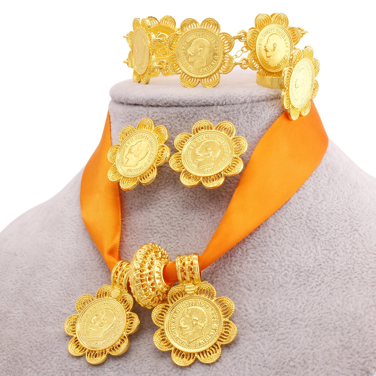 5 ta qismdan iborat hashamatli zargarlik to'plami, shu jumladan, taqinchoqlar, marjon, bilaguzuk va uzuk. Bir nechta ranglarda tanlash uchun muhr va gullar chetiga ega dizaynni o'z ichiga oladi. An'anaviy kelin kiyimlari uchun mukammal.