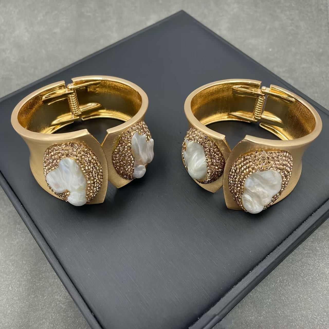 Tabiiy Tinch Oqimli Barokko Tuxumlar va Mis Qotishmasi Asosli Elegant Tuxum Bileziği