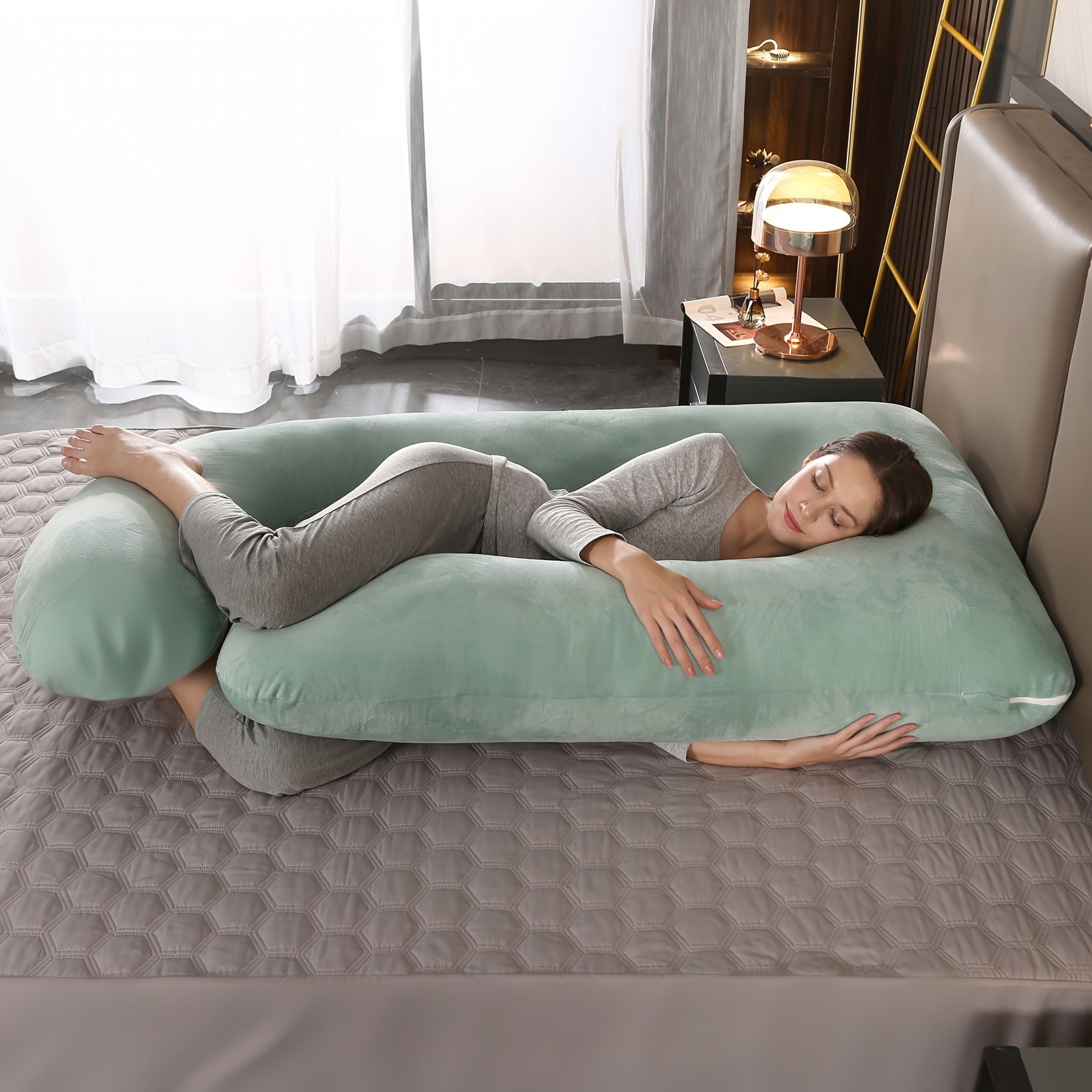 Homiladorlik yostiqi, yonma-yon yotish uchun G-shaklidagi belni qo'llab-quvvatlovchi yostiq, ajratiladigan kristal velur qopqoq bilan, kutayotgan onalar uchun ideal