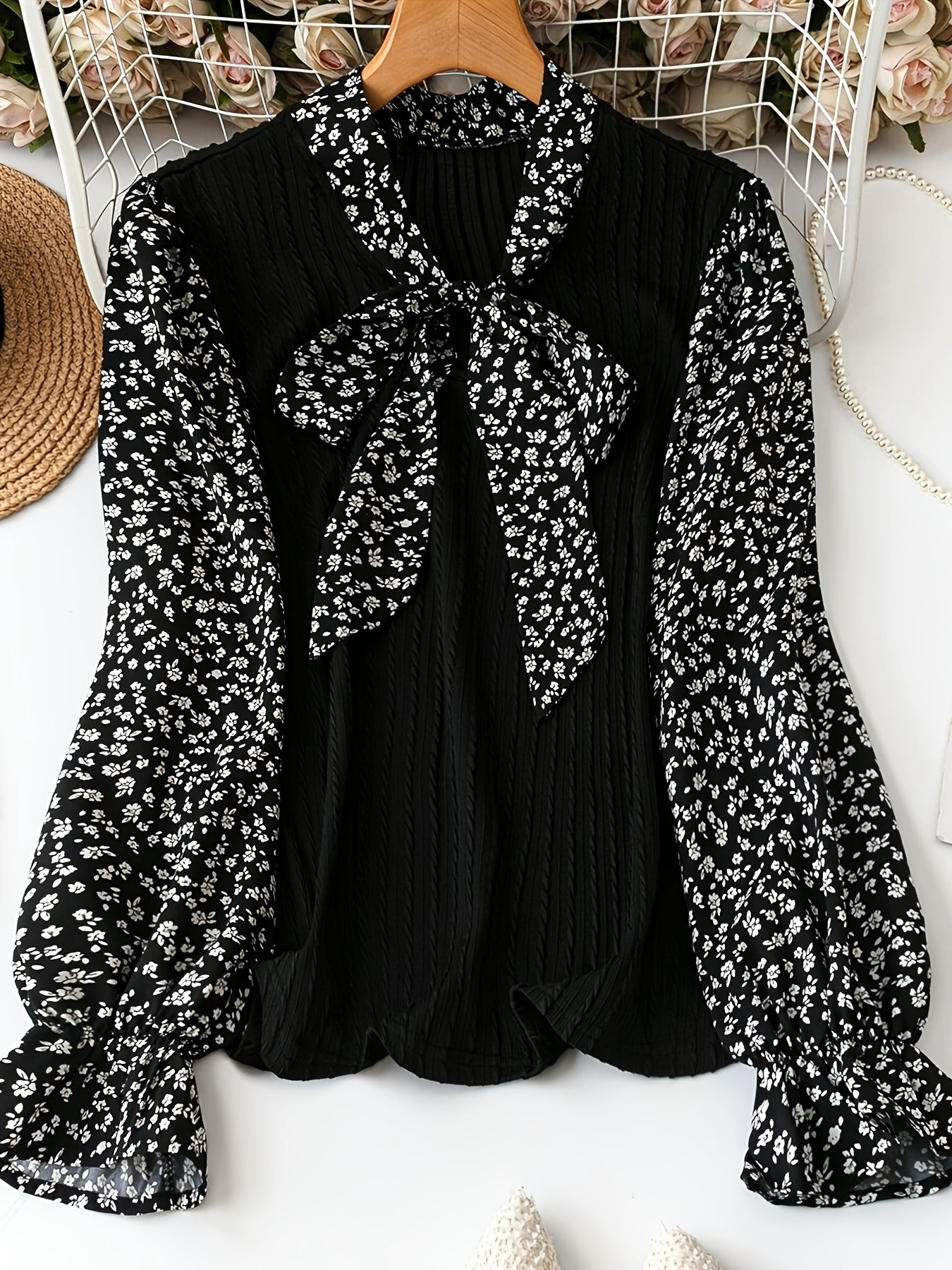 Qulupnay bog'ichli, ruffle qirralari va pastki qismi bilan qora va oq rangdagi zamonaviy uzun qo'lqopli ko'ylak, cho'ziluvchan polyester aralashmasidan tayyorlangan. Har qanday faslga mos keladi.