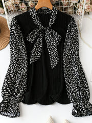 Qulupnay bog'ichli, ruffle qirralari va pastki qismi bilan qora va oq rangdagi zamonaviy uzun qo'lqopli ko'ylak, cho'ziluvchan polyester aralashmasidan tayyorlangan. Har qanday faslga mos keladi.