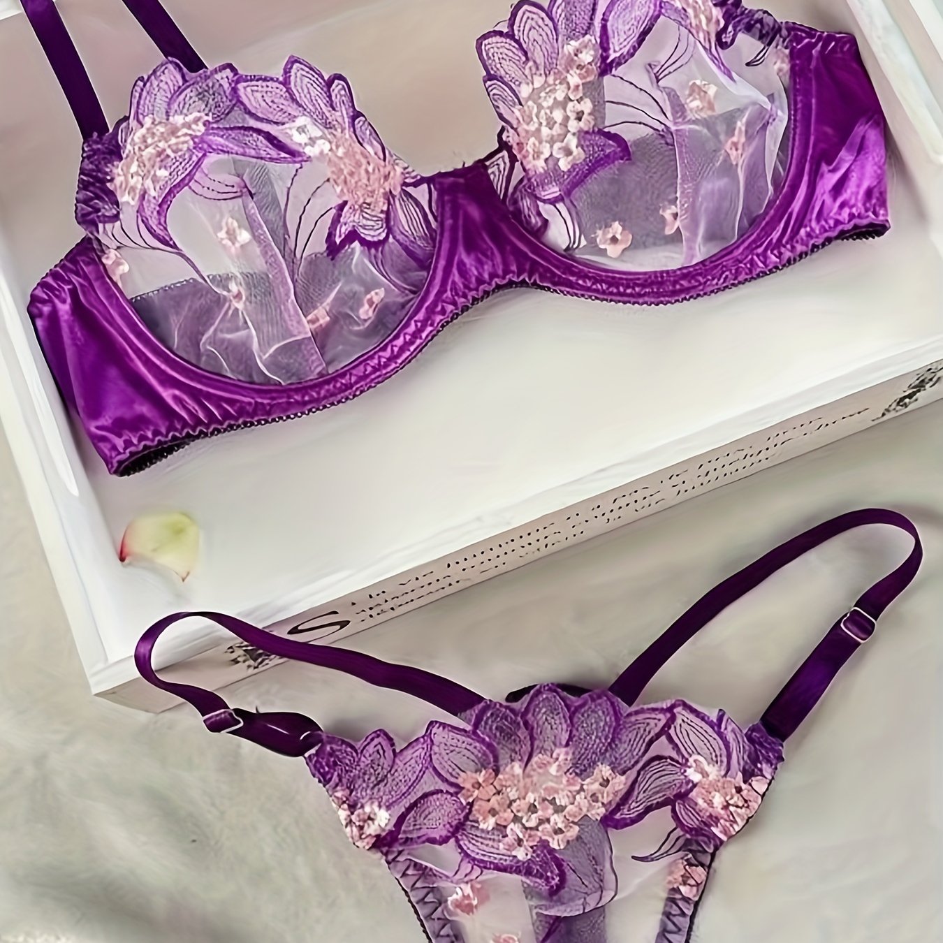 Conjunto de lencería floral verde para mujer con sujetador de malla transparente y tanga de cintura alta