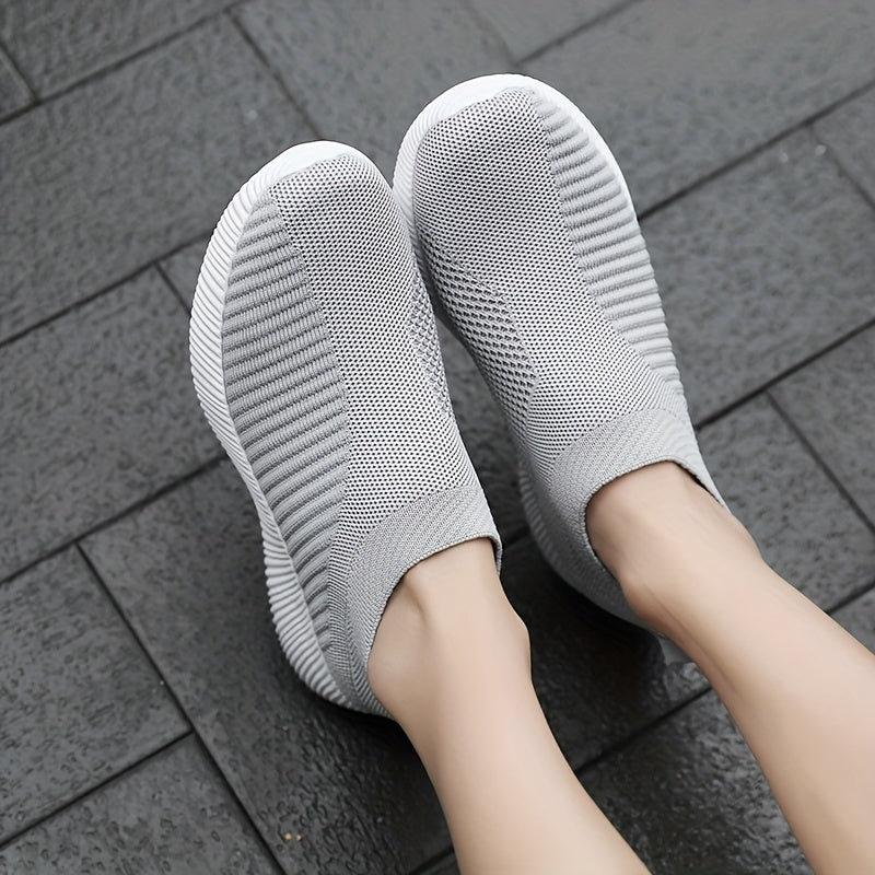 Ayollar uchun kundalik nafas oladigan slip-on sport poyabzali, bir rangda yurish uchun