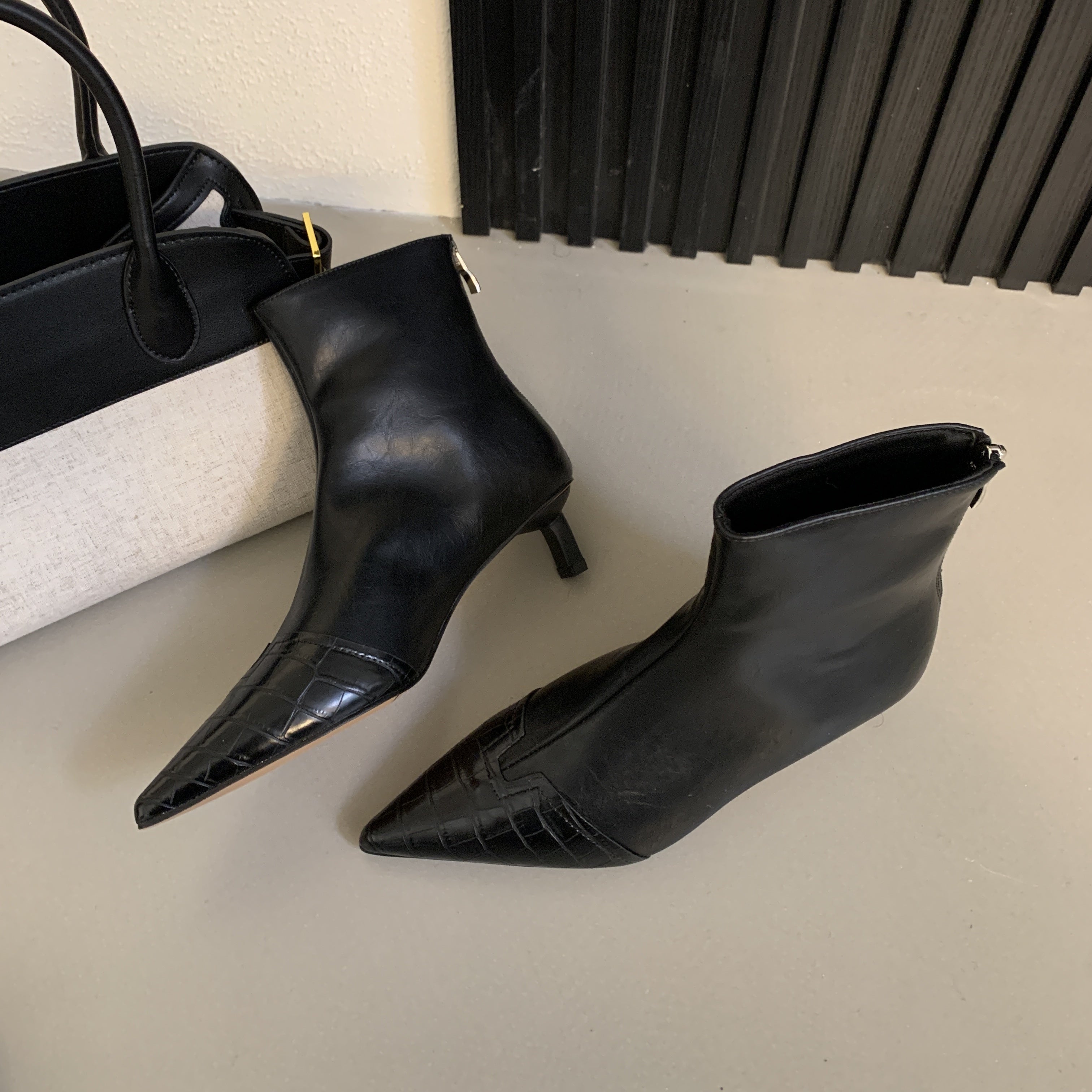 Women's Croc-Embossed Pointed Toe Ankle Boots with Zipper Solid Color