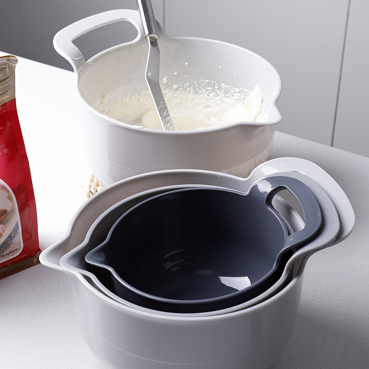 Set of 4 Plastic Mixing Bowls with Pour Spouts and Handles