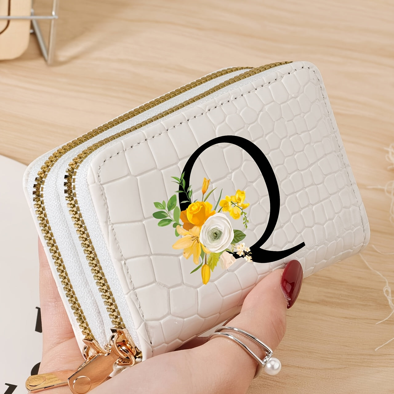 Bir nechta slotlari va zamonaviy fermuari bo'lgan mustahkam kredit karta saqlash sumkasi, maktab, yotoqxona va maktabga qaytish uchun zarur bo'lgan buyumlar uchun.