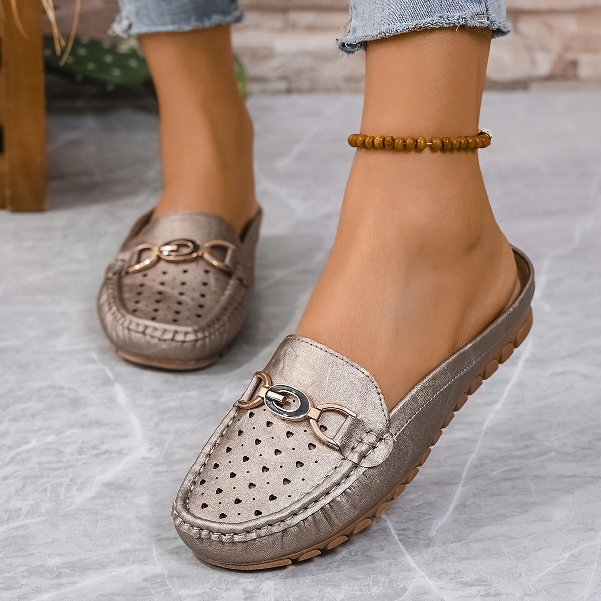 Ayollar uchun charmli ochib yuradigan flatslar, yurak kesimlari va metall zanjirli kamar bilan